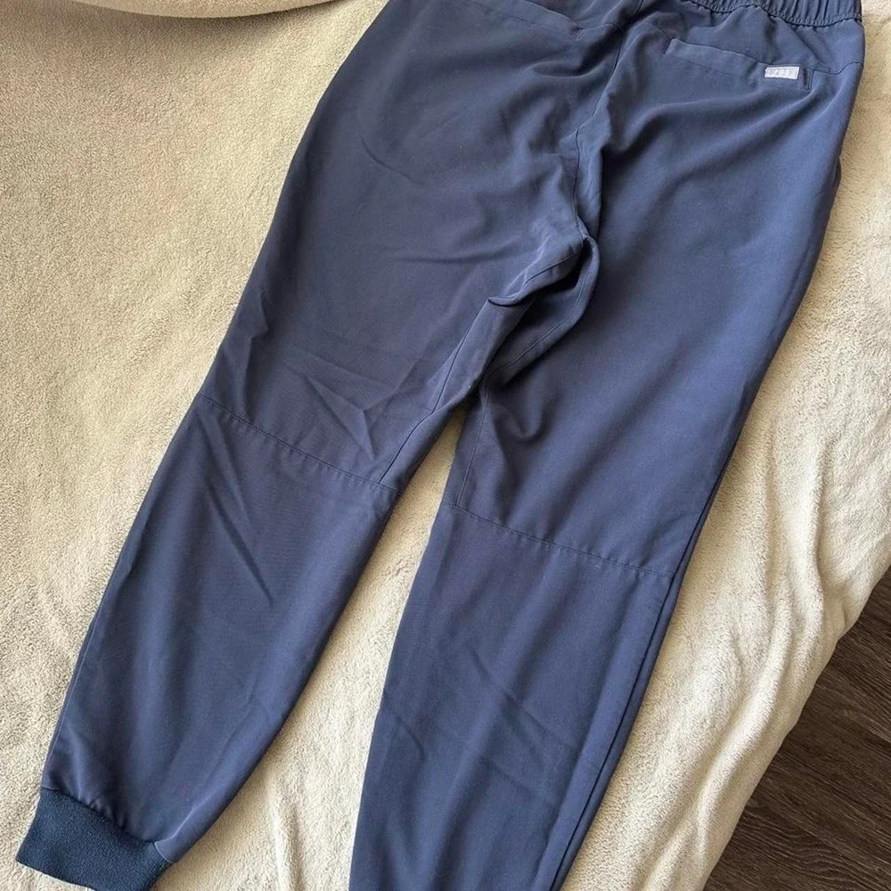 Men's FIGS Tansen Slim Short Jogger Scrub Pants in Quiet Navy, size L